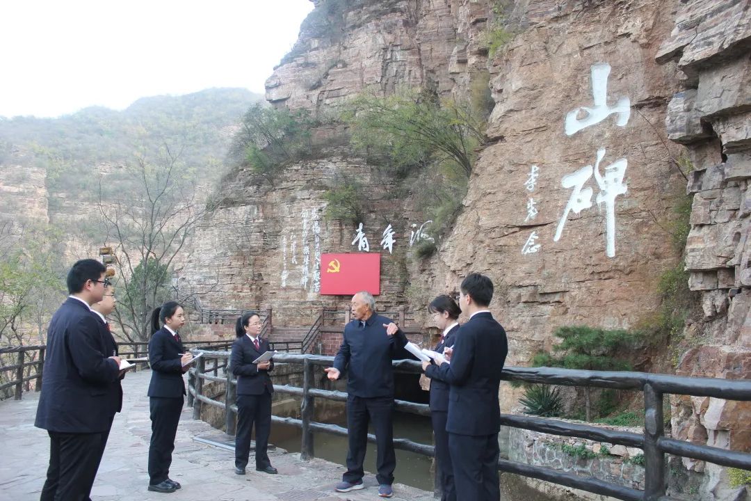 青年洞旁,一場(chǎng)生動(dòng)的現(xiàn)場(chǎng)教學(xué)